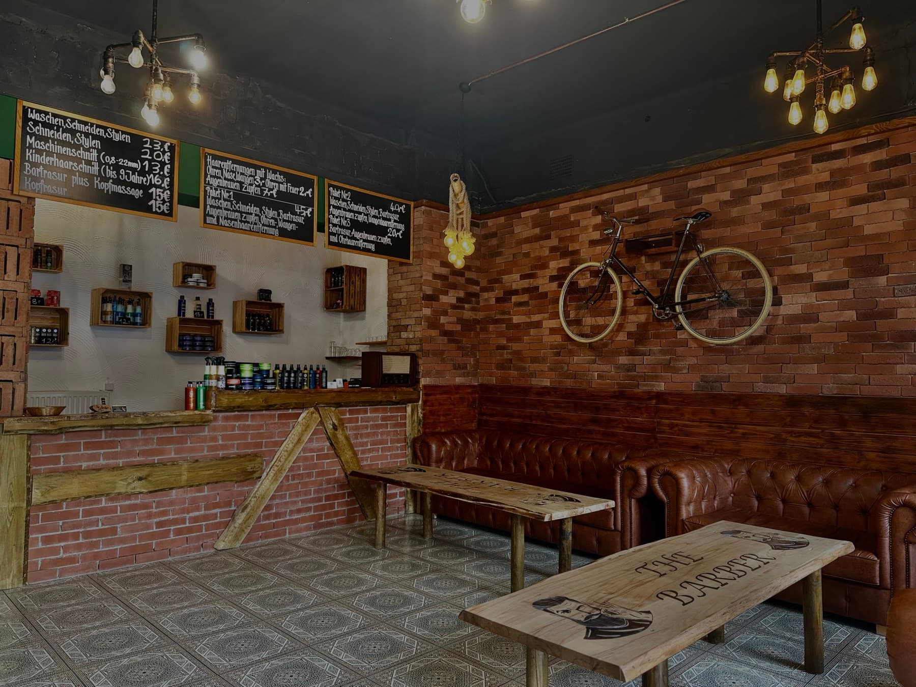 Sitzbereich und Kasse im Salon von The Barber Rendsburg